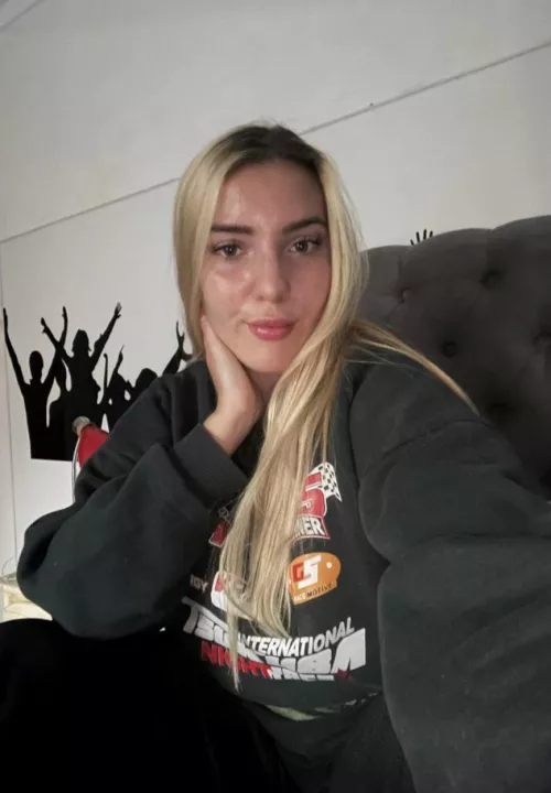 F 19 wanting someone to show her the ropes
