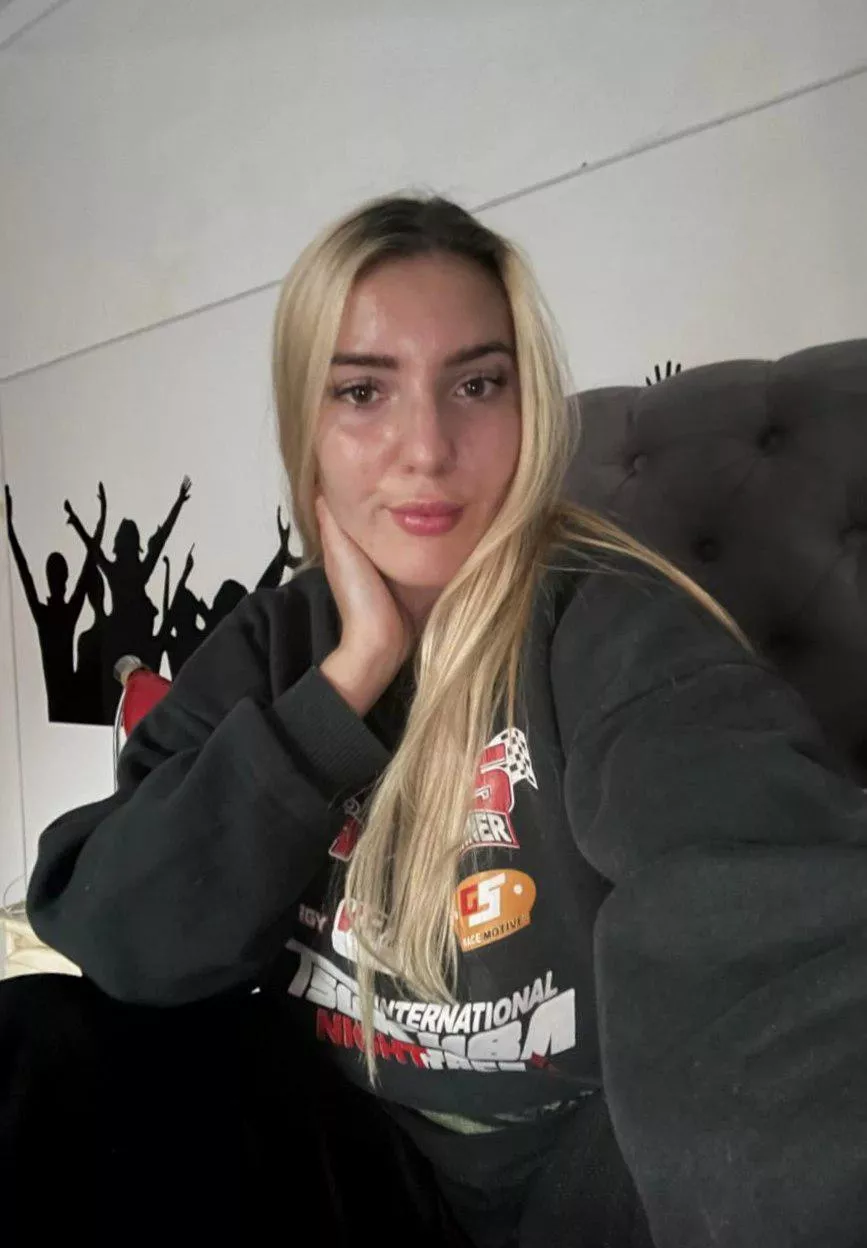 F 19 wanting someone to show her the ropes
