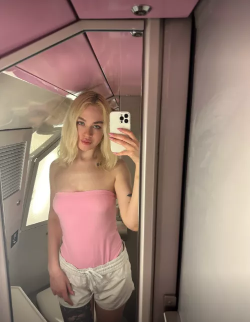 feeling cute in this mirror