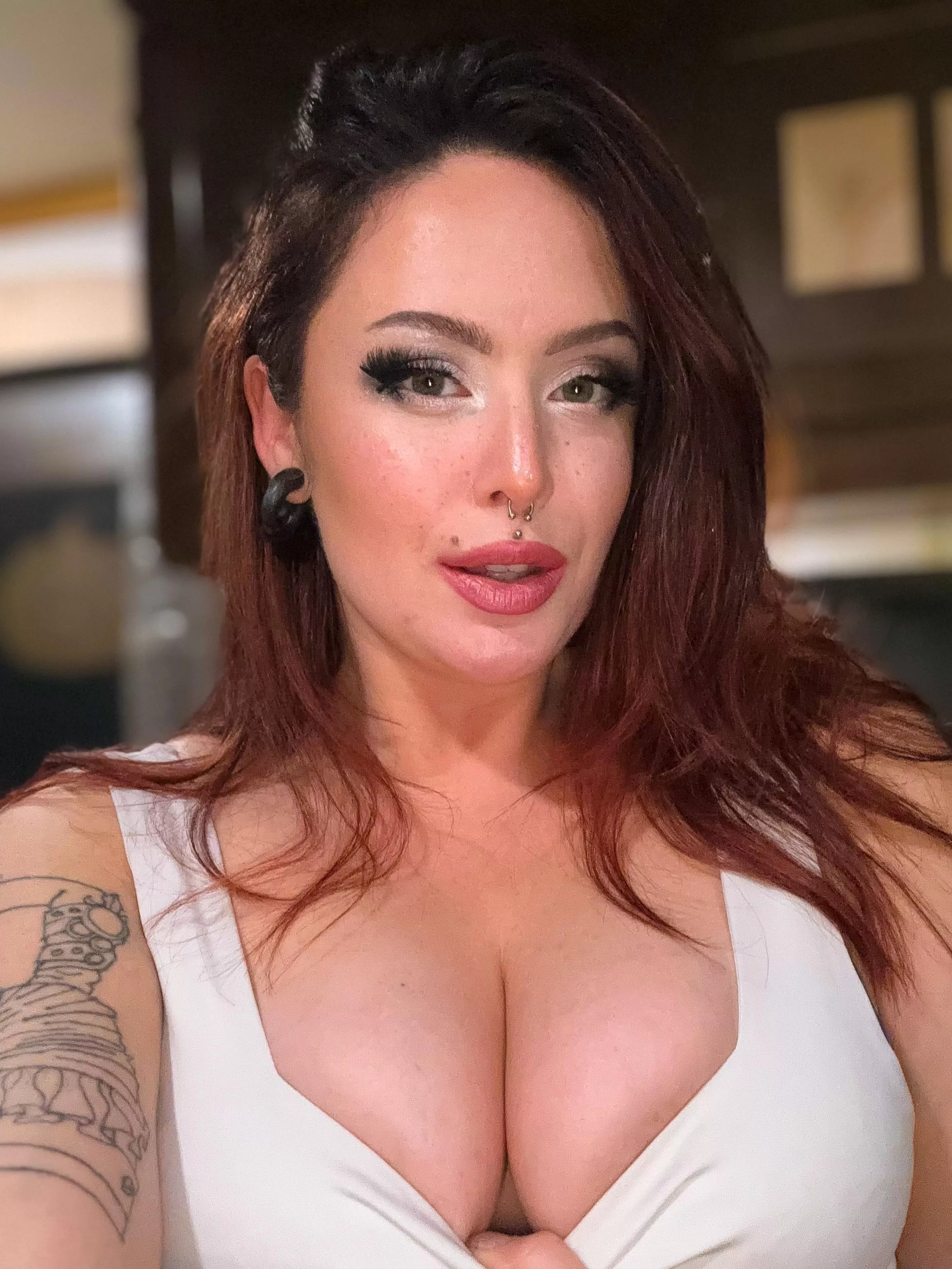 Follow me @divinely_elle_