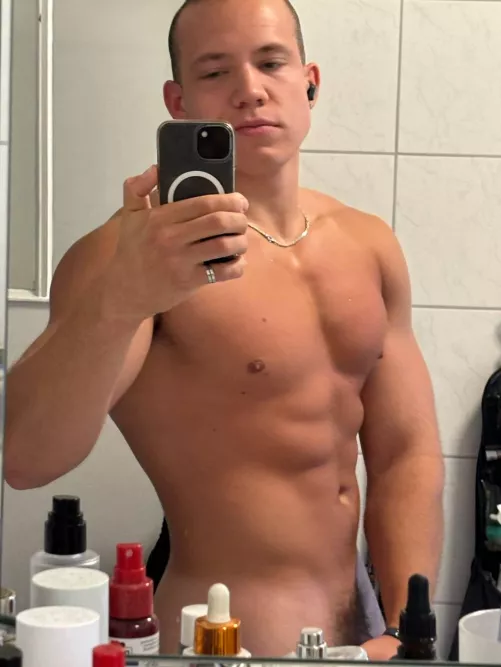 Fresh day, fresh mood… and a little naughty side 😈💖