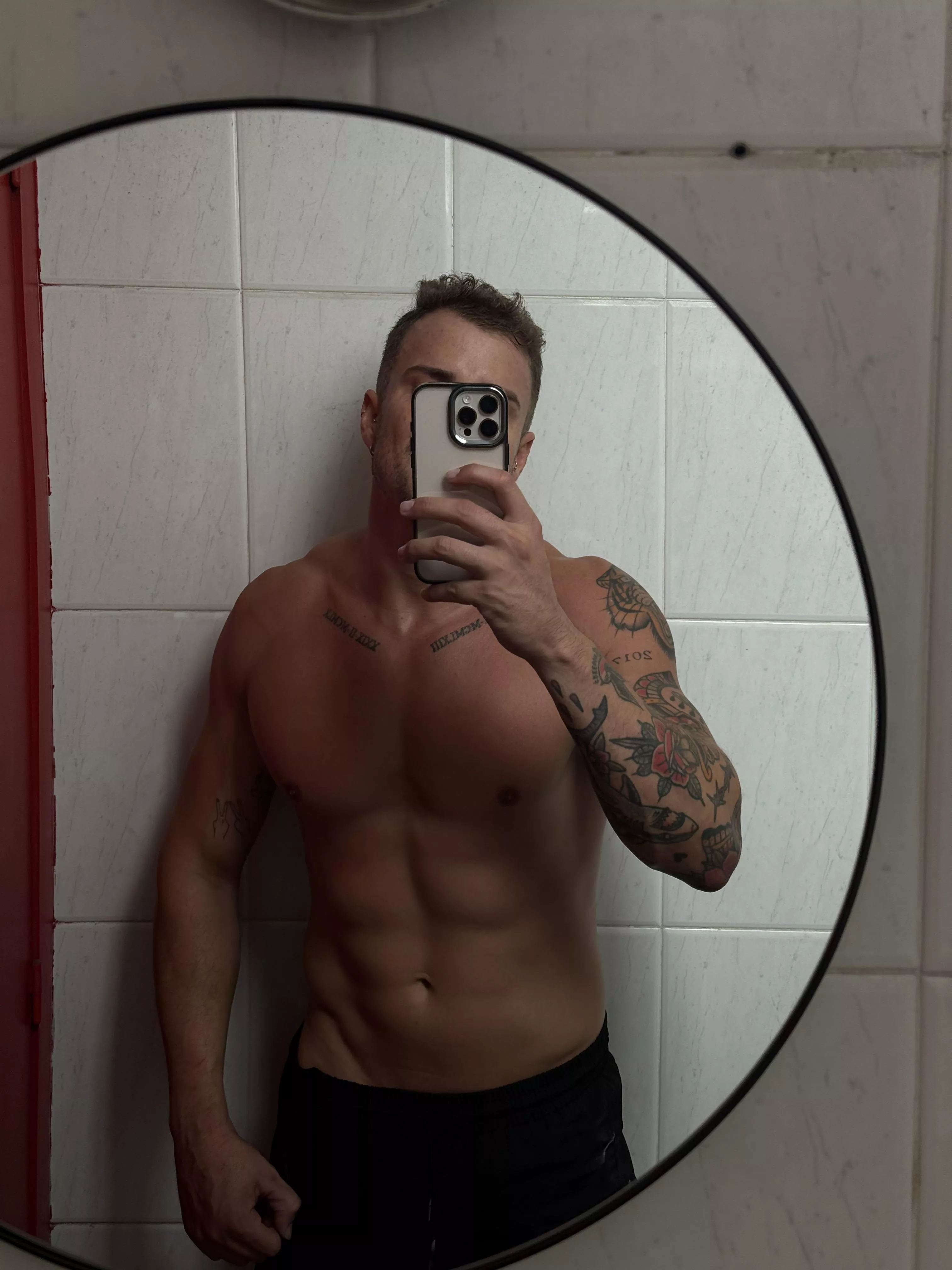 Gym mirror selfie. Am I ready for the weekend? 😬😈