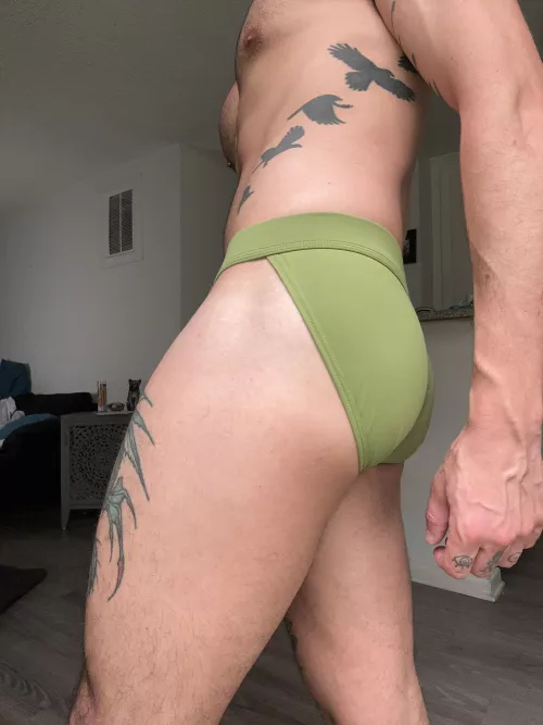 I like this shade of green 