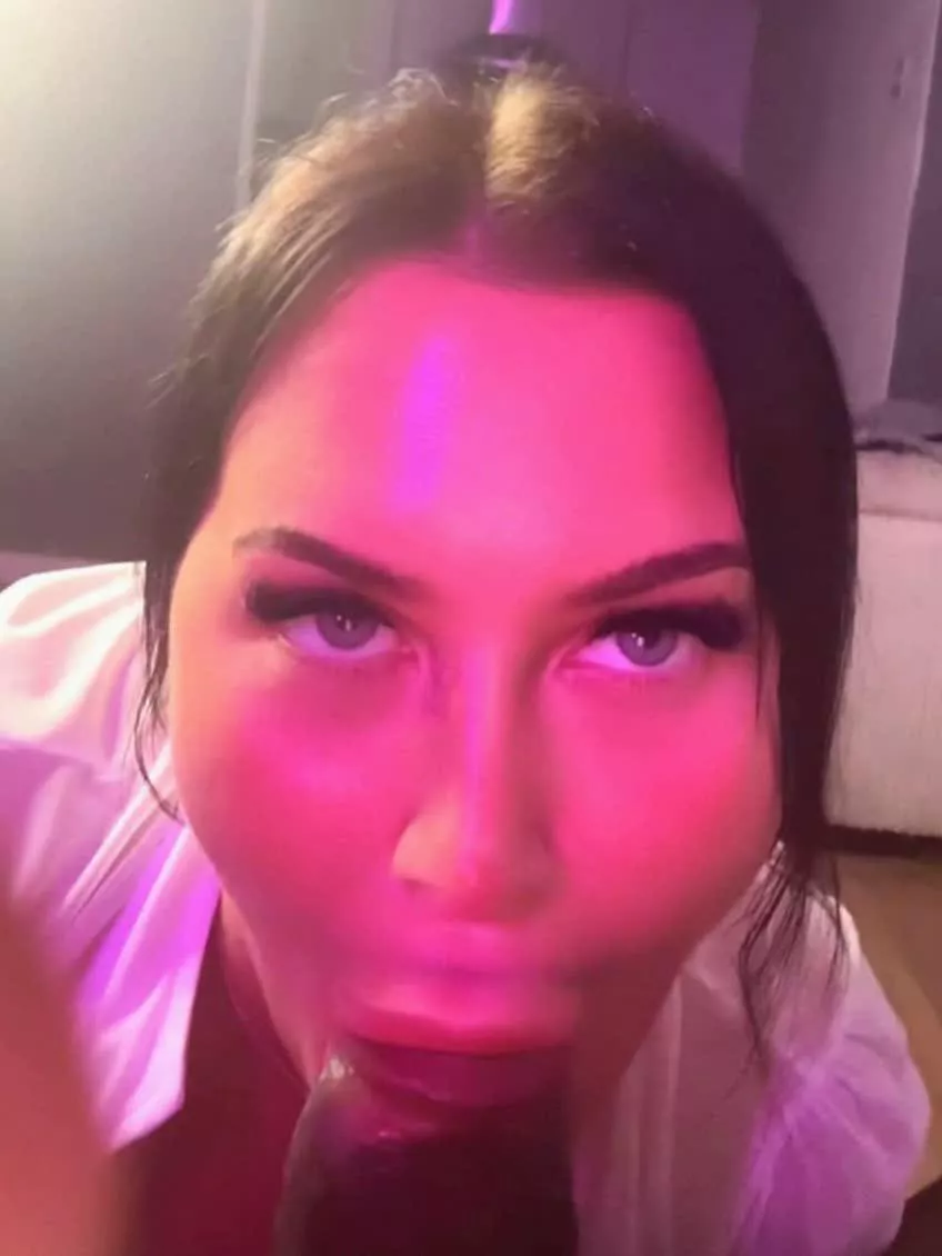 I love the way this BBC makes my throat feel full, daddy.