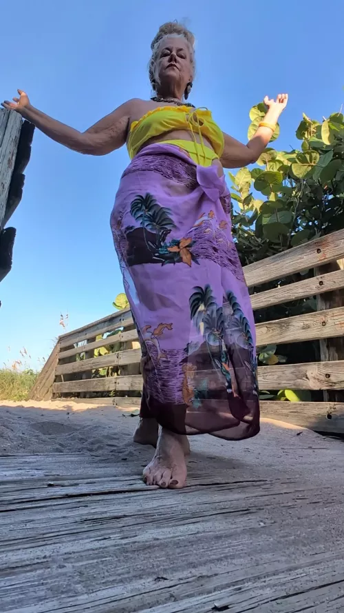 I prefer you didn't hide in the Giantess beach bag