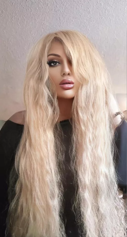 Idc if these bitches don't like me. Cuz like, I'm pretty af and still get paid like a boss everyday.