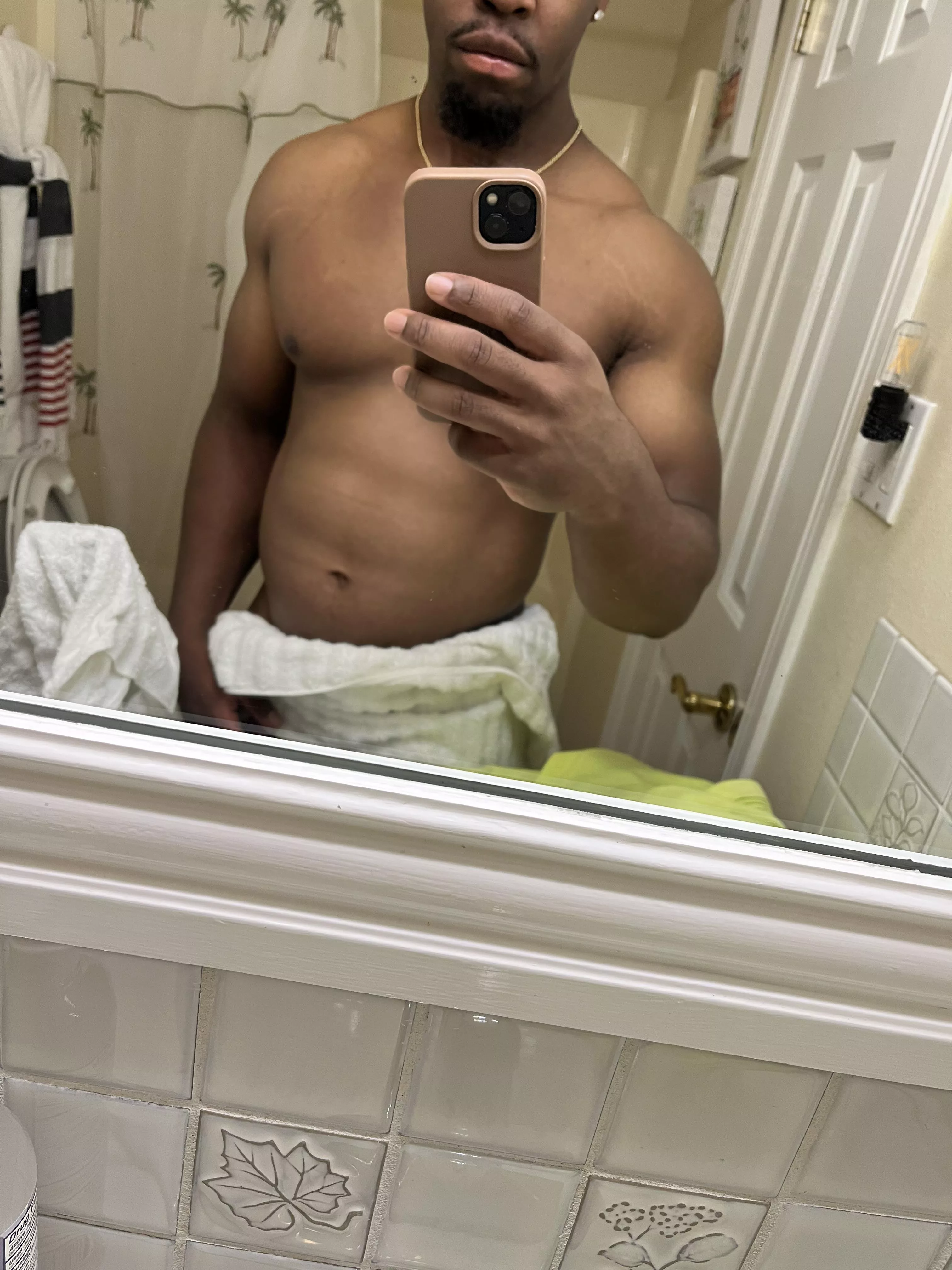 I’m 25 6ft and athletic build. Looking to make something happen today. I’m down to meet up in public for drinks and/or food to feel out the vibes then we go from there. Please no single males I am not bisexual. 
