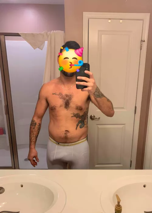 It's my Birthday!!! All i really want is to stare at some great tit's and ass!!! Maybe a pretty girl to give me some attention 🥳 