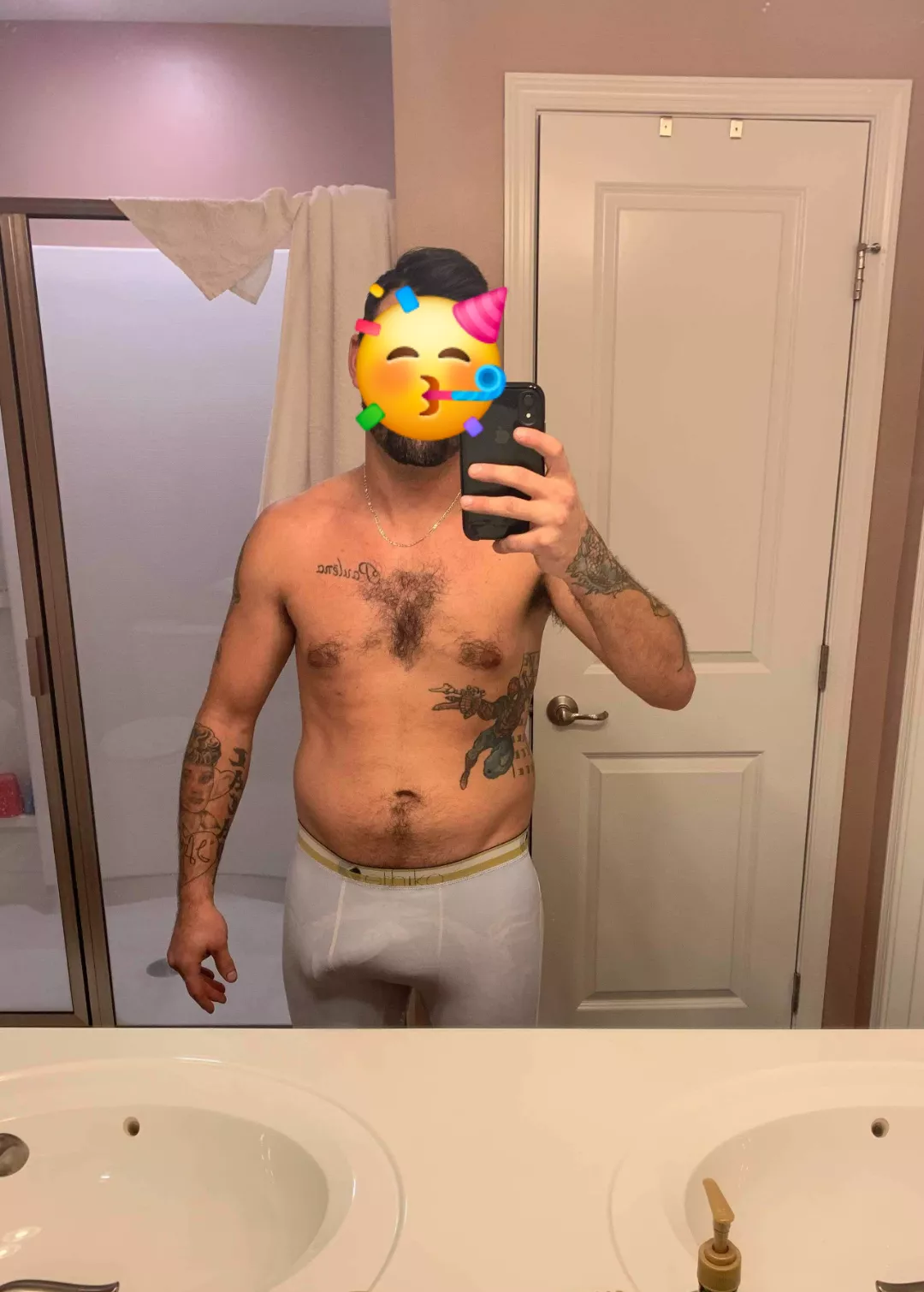 It's my Birthday!!! All i really want is to stare at some great tit's and ass!!! Maybe a pretty girl to give me some attention 🥳 