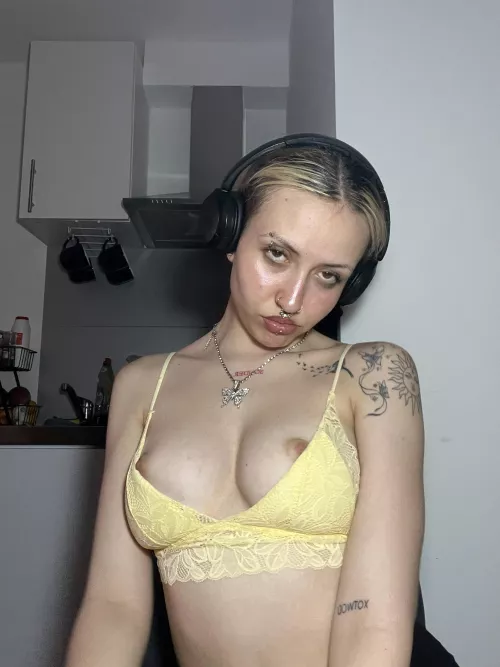 Just another goth girl that likes to play dirty