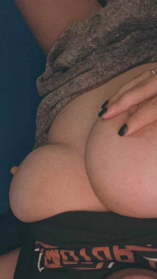 let’s see how wet you can make me 🤤