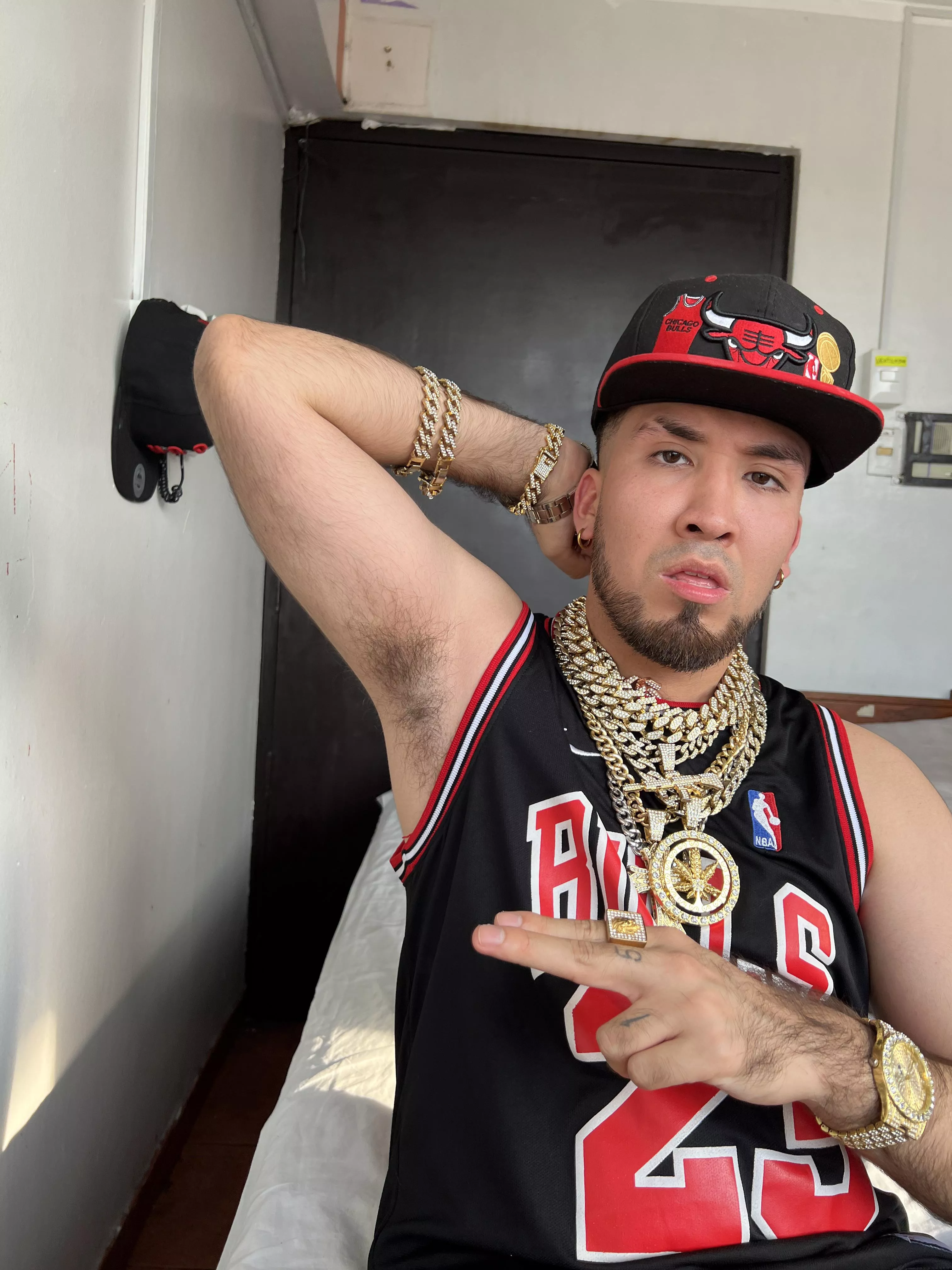 Line up and suck this sweaty armpit haha. I wonder how this shit will taste