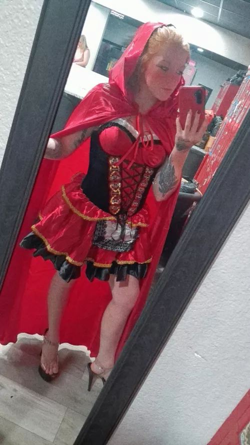 Little Reds in, whose gonna be my big bad wolf?! 😘🥵