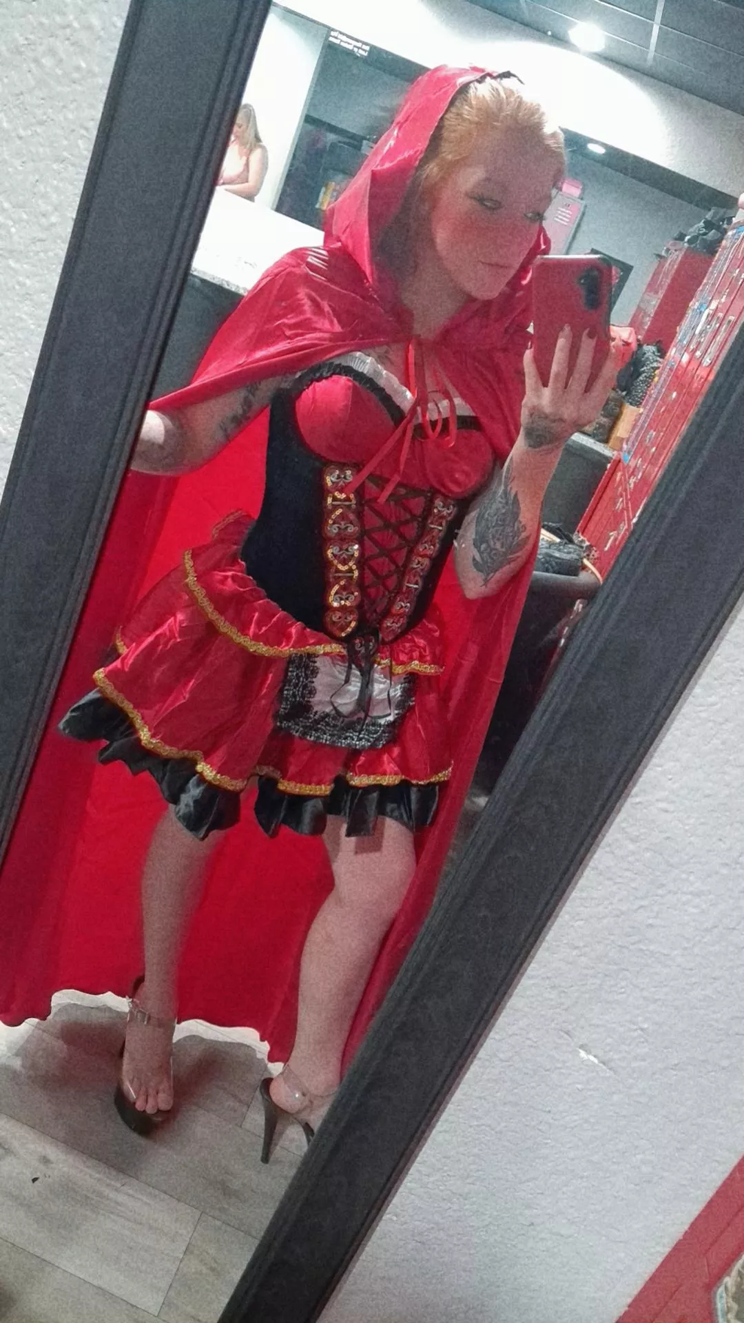 Little Reds in, whose gonna be my big bad wolf?! 😘🥵