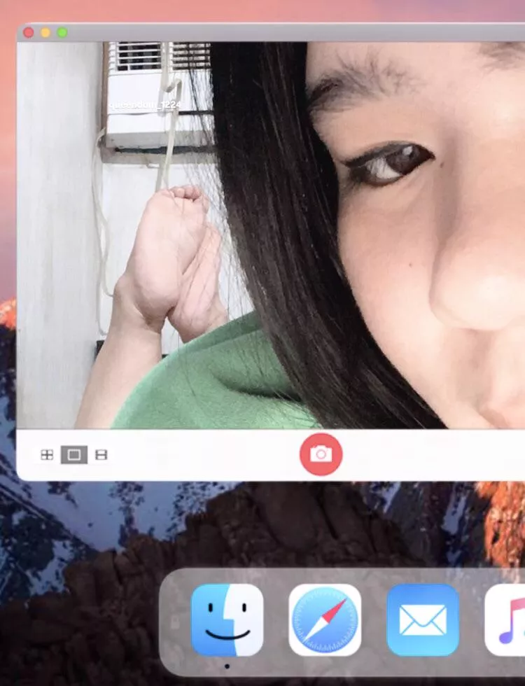 Mommy’s feet is tired