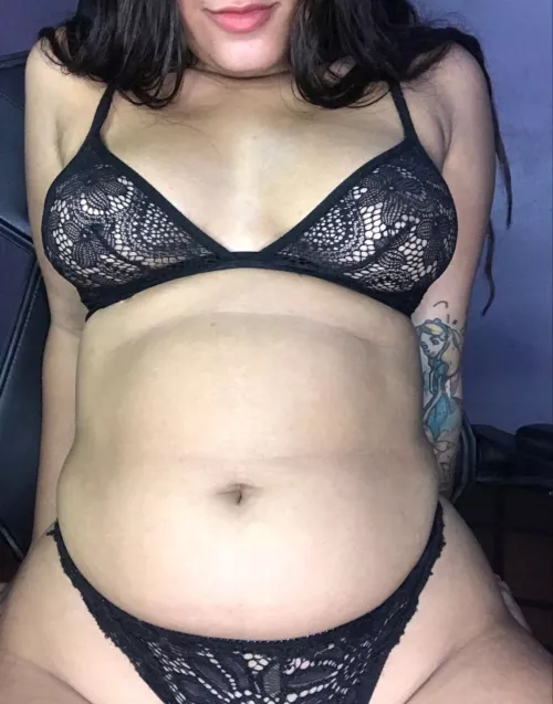 My belly button says hello to you