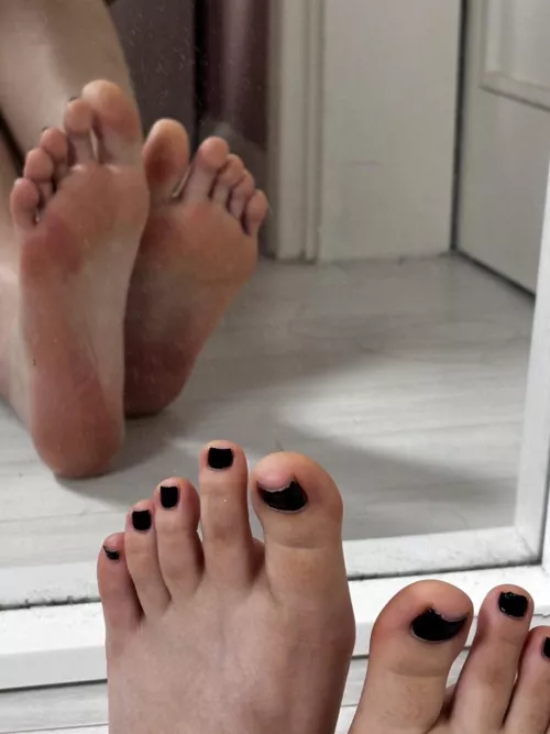 My first time posting here, what's your honest opinion to my feet?