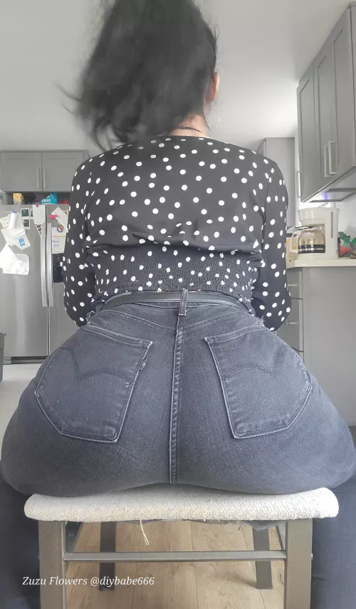 My pony tail is blurry but you get the picture lol my trans booty in levis 🏳️‍⚧️🖤