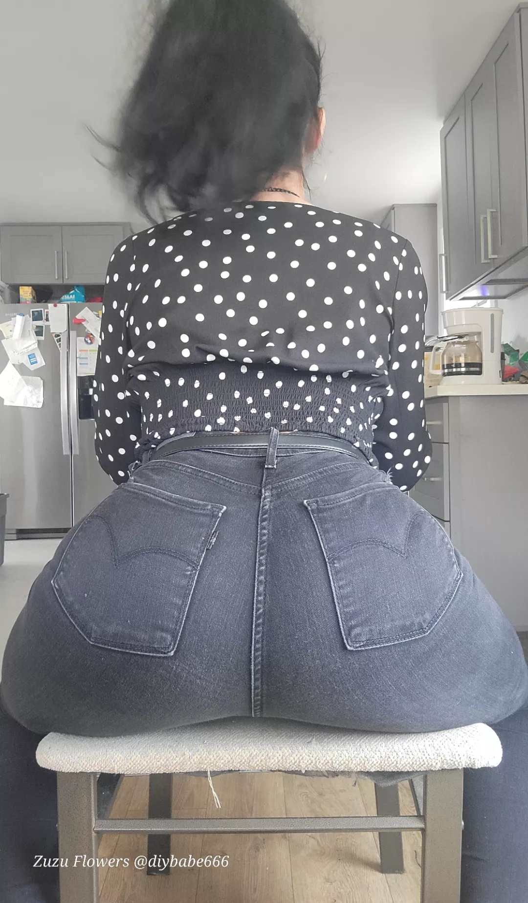 My pony tail is blurry but you get the picture lol my trans booty in levis 🏳️‍⚧️🖤
