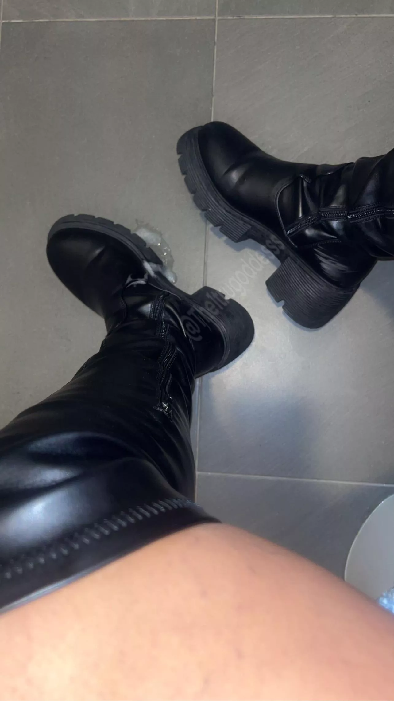 Ohhh Bootlickers! Clean my boots 🖤😈