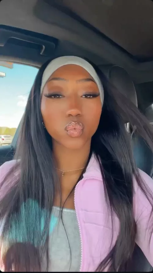 Send a kiss back in cash form💋