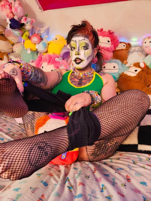 sit right there, it's time to for me to yap about how clowns are a breed as well as a subspecies. all jesters are clowns but not all clowns are jesters, ya dig? then the breakdown can go even further...🤡🎉💦