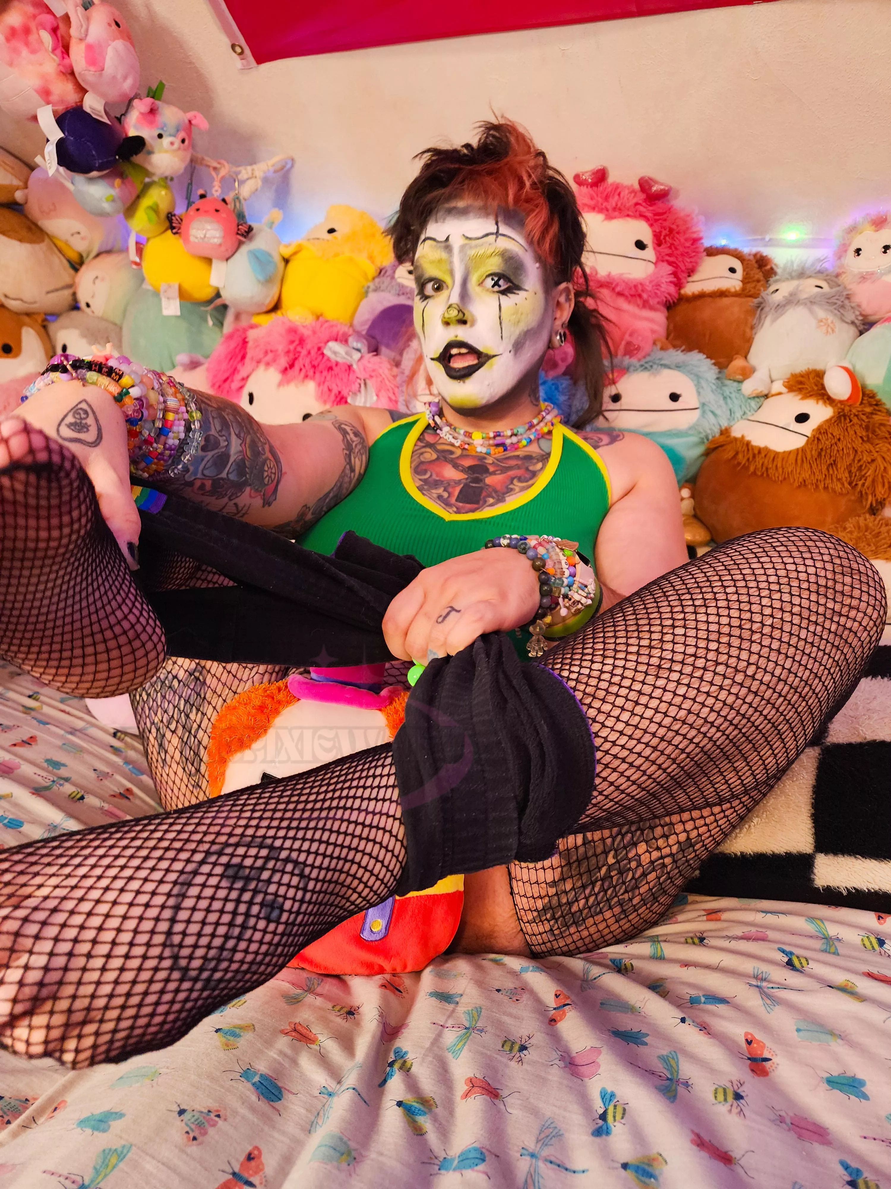 sit right there, it's time to for me to yap about how clowns are a breed as well as a subspecies. all jesters are clowns but not all clowns are jesters, ya dig? then the breakdown can go even further...🤡🎉💦