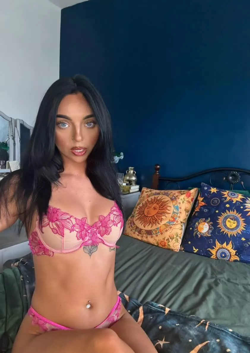 Smaller woman are easier to throw around ;)