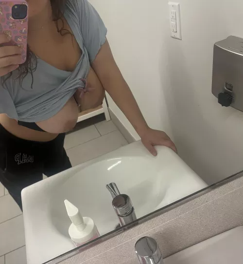 Sneaking around during work hours? Never 🙈 [f]