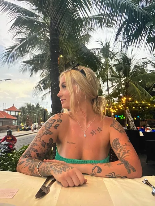 [sydney] are u into blondies?? <3