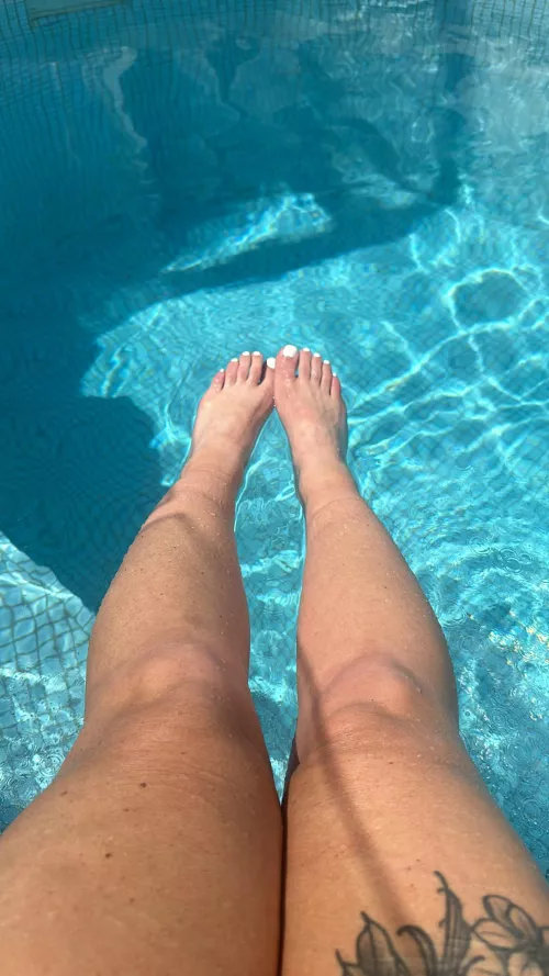 These white toes need cooling off 