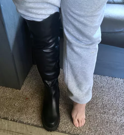 Which foot should I step on your tiny dick with? Lol like a little twig 