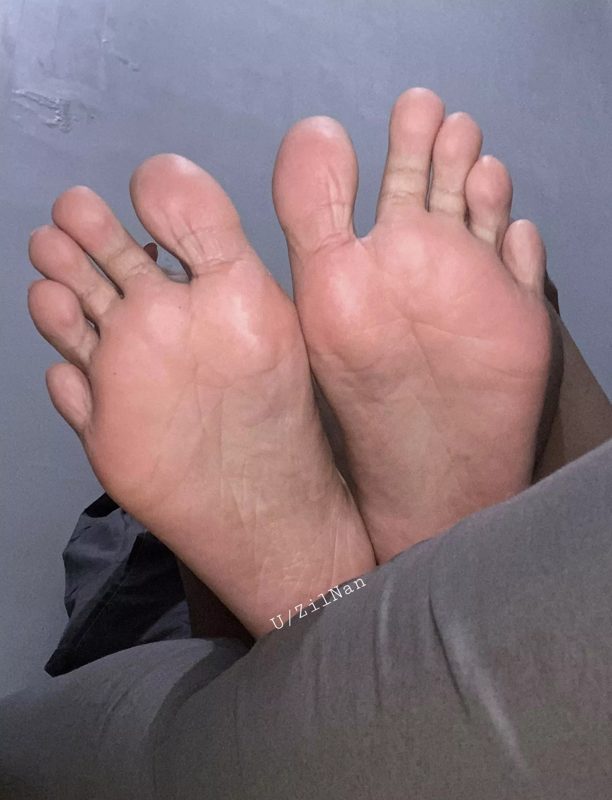 Who's brave enough to kiss my feet 😋