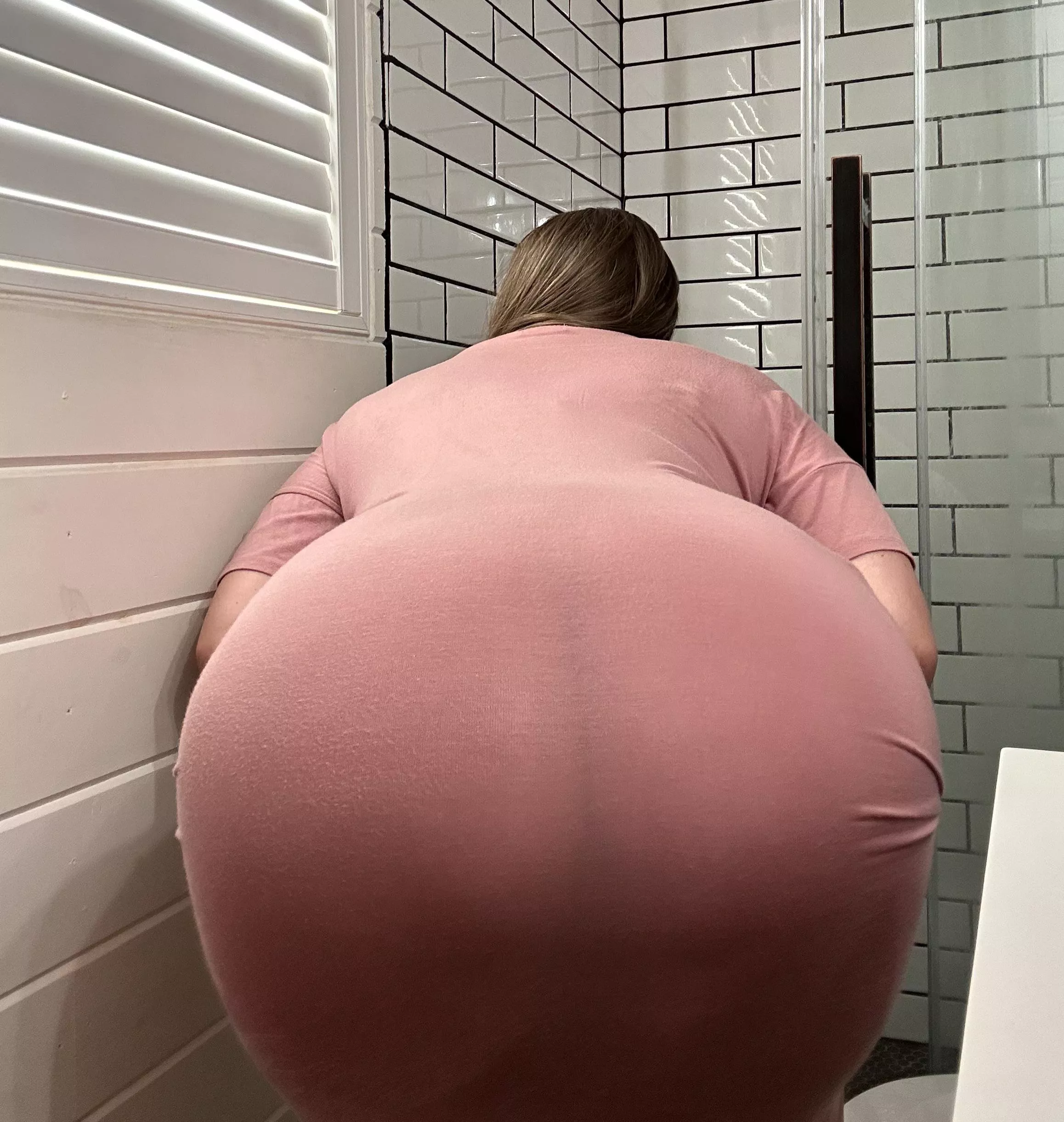 Wifebutt if this pic gets over 200 upvotes I’ll show her lifting her dress up and spreading those cheeks🥵😩