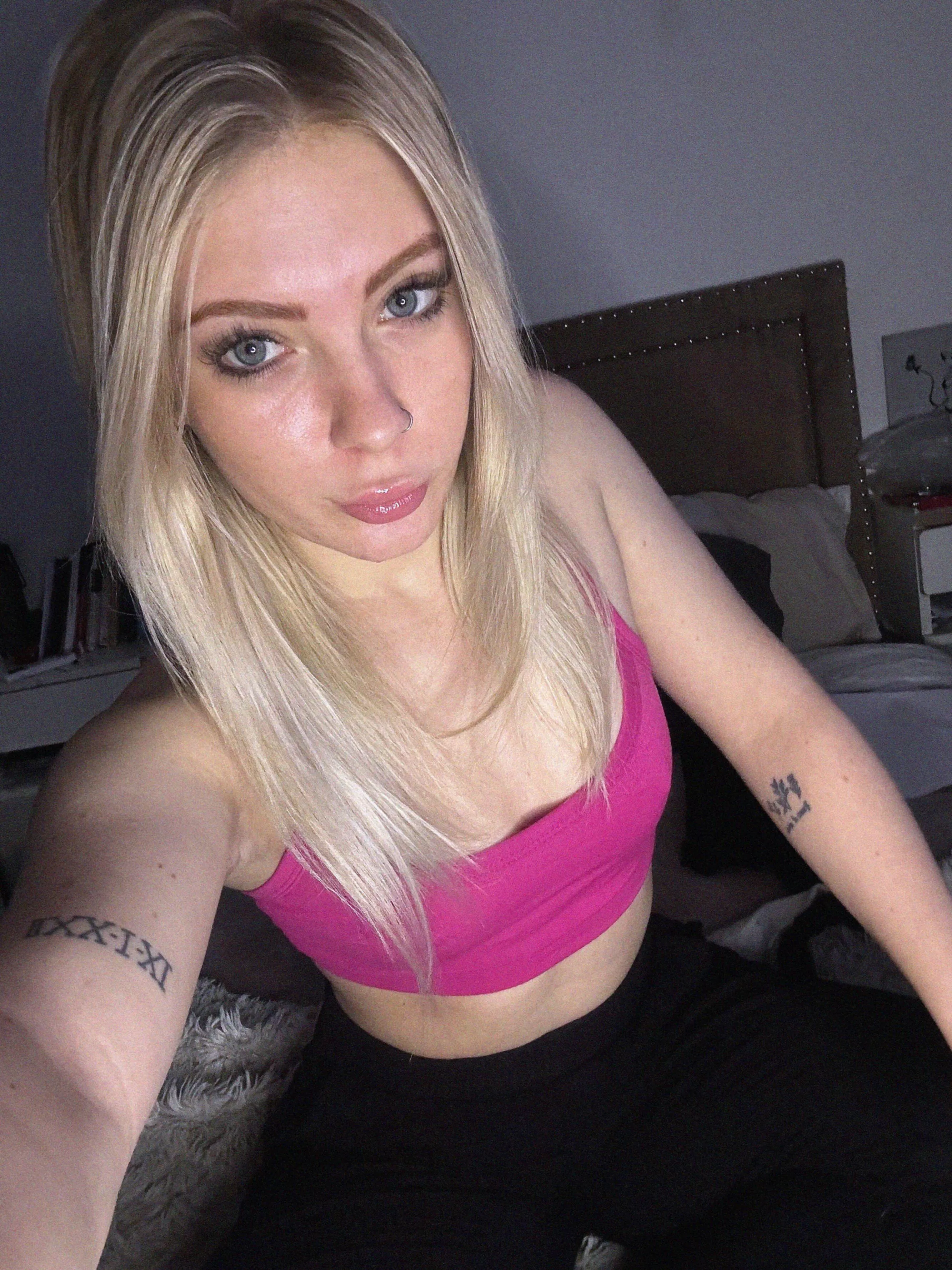 18 [F4M] always alone at home.