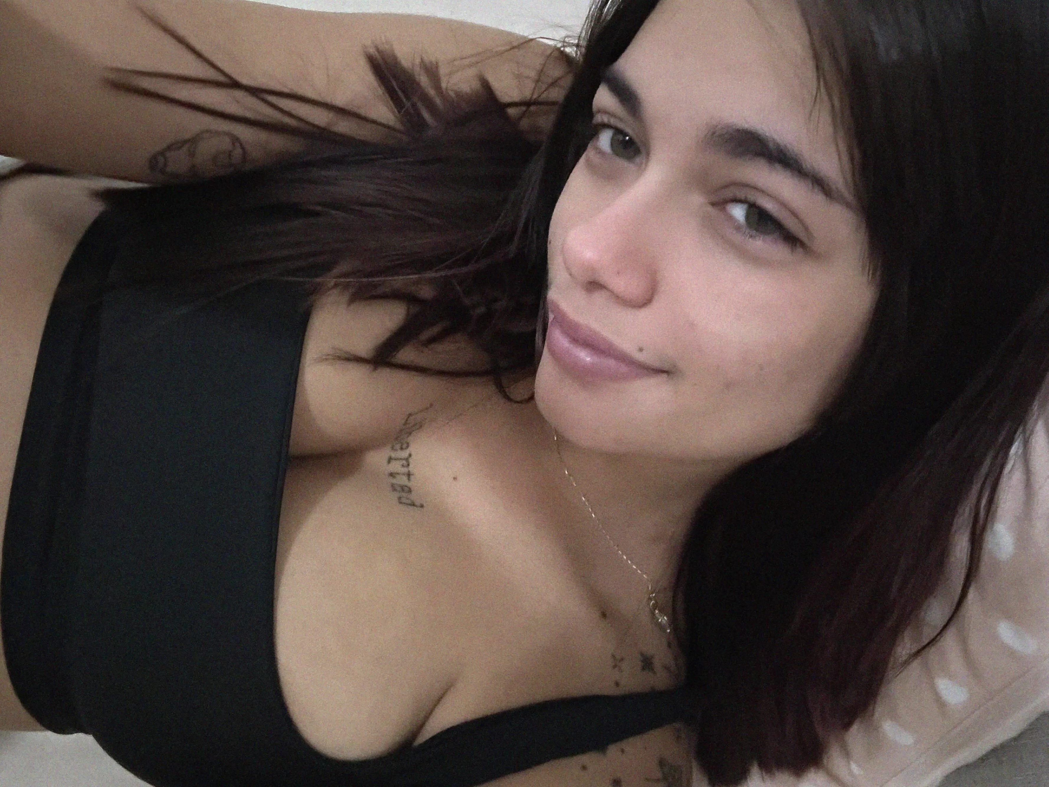 19 [F4M] Feeling good, Looking for someone to share this vibe with.