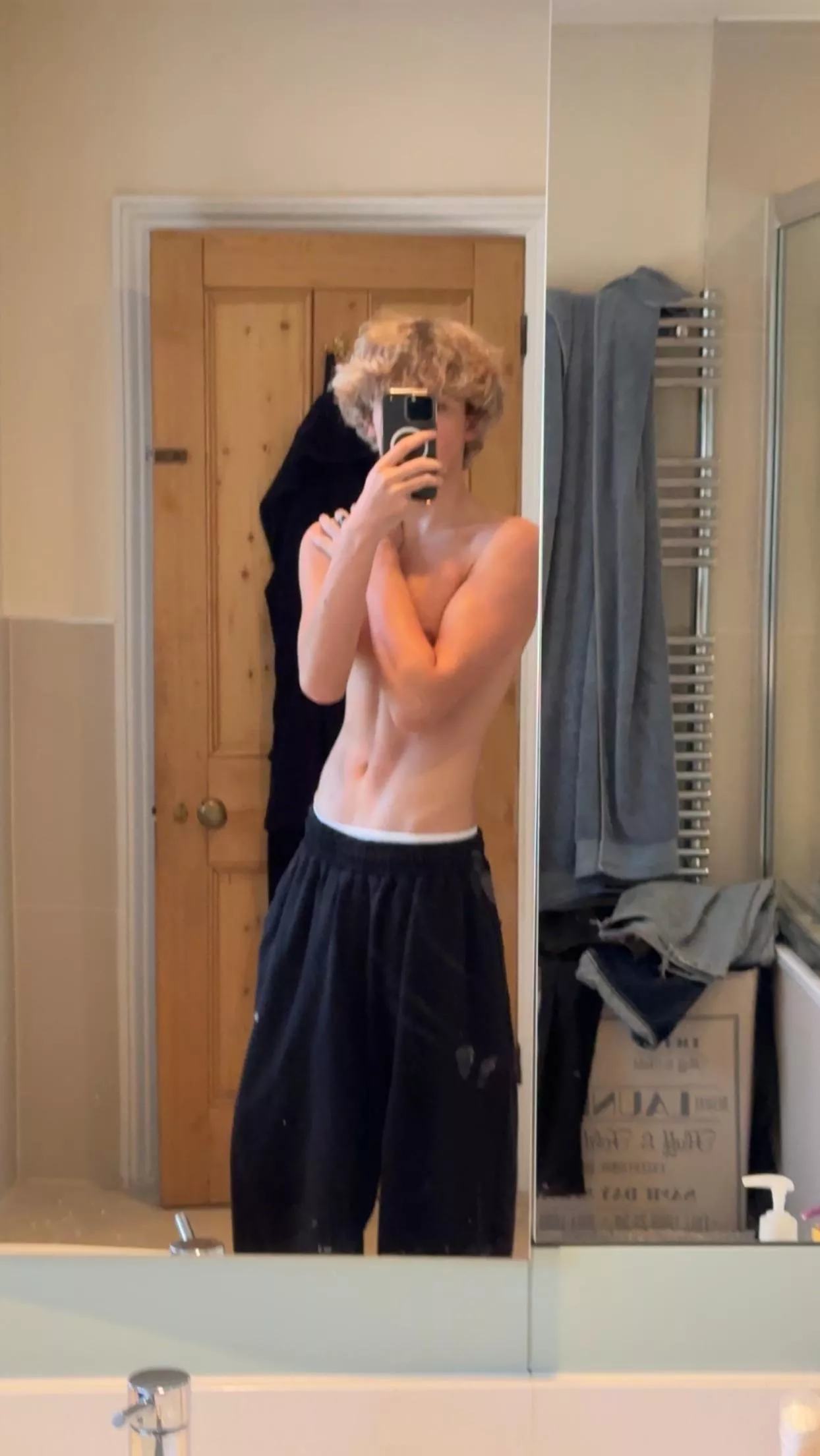 19 [M4F] 6’0, slim, posh, blonde looking to be a boy toy for an older lady x