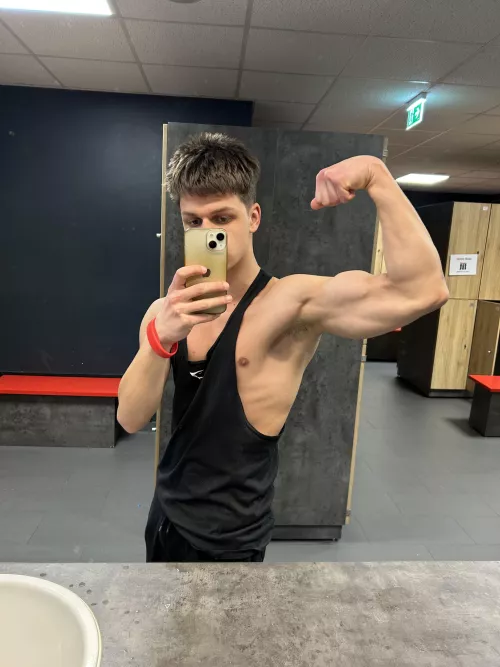 (20)Wanna sniff my musky pit?