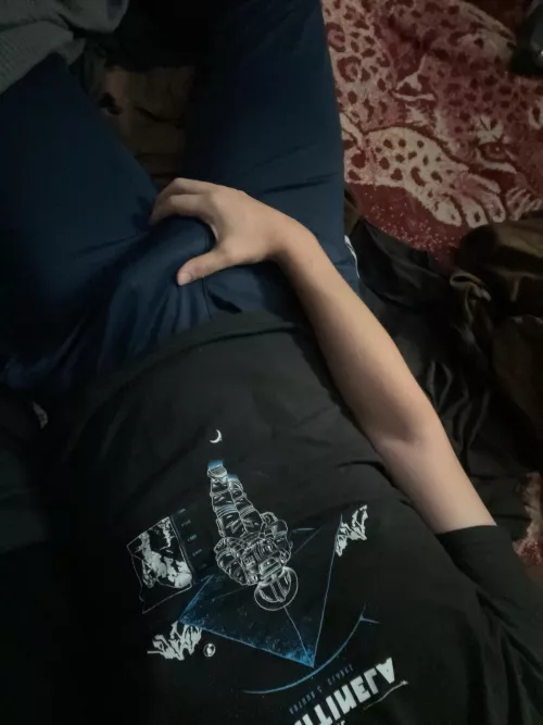 27 with morning wood super horny in bed sc ivanenrique2883