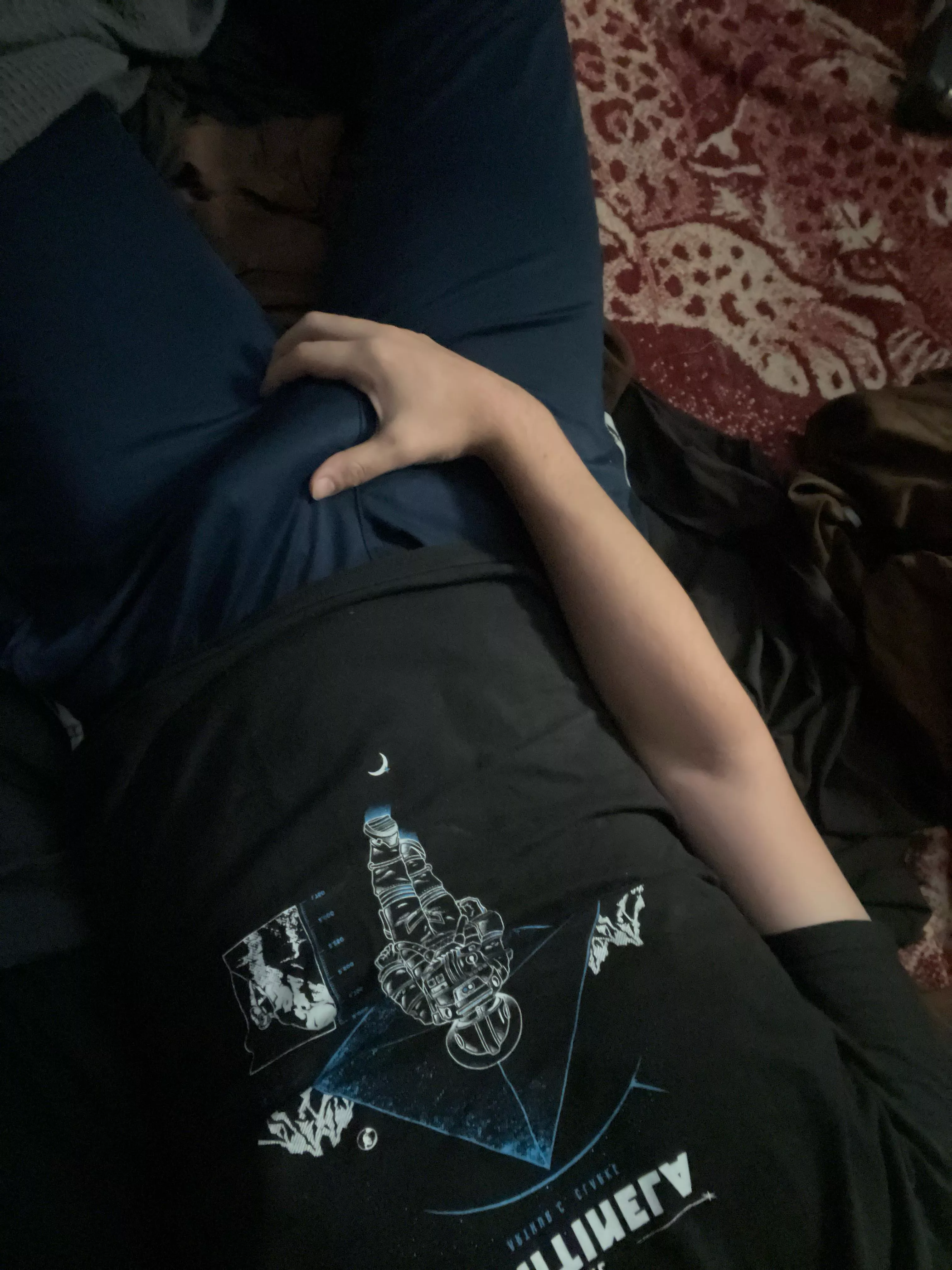 27 with morning wood super horny in bed sc ivanenrique2883