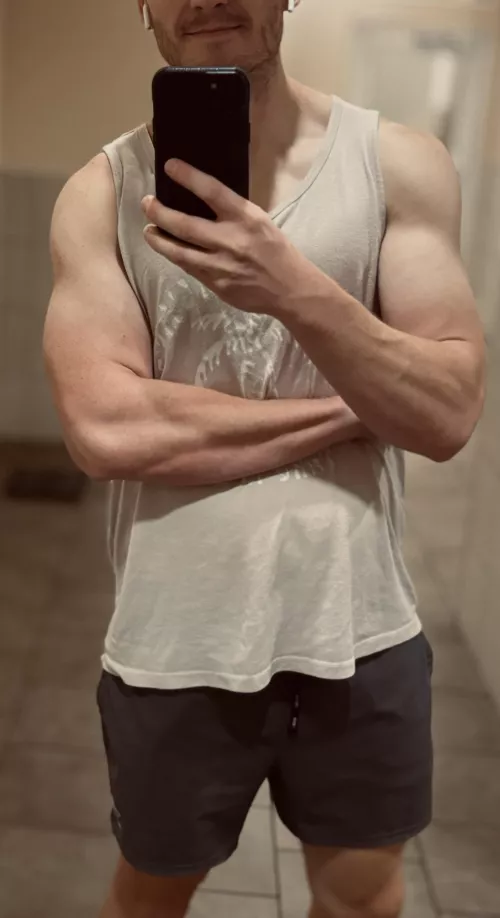 31 [m] 6’3 fit and 9’ cock sucks having no slut to play with 