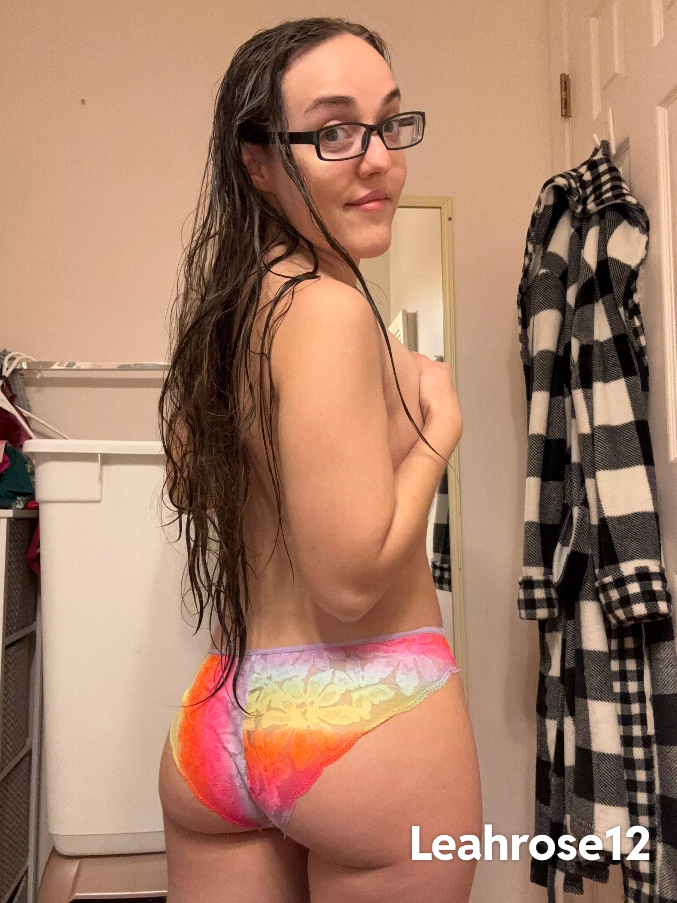 4’8 petite smash or pass? 🌈