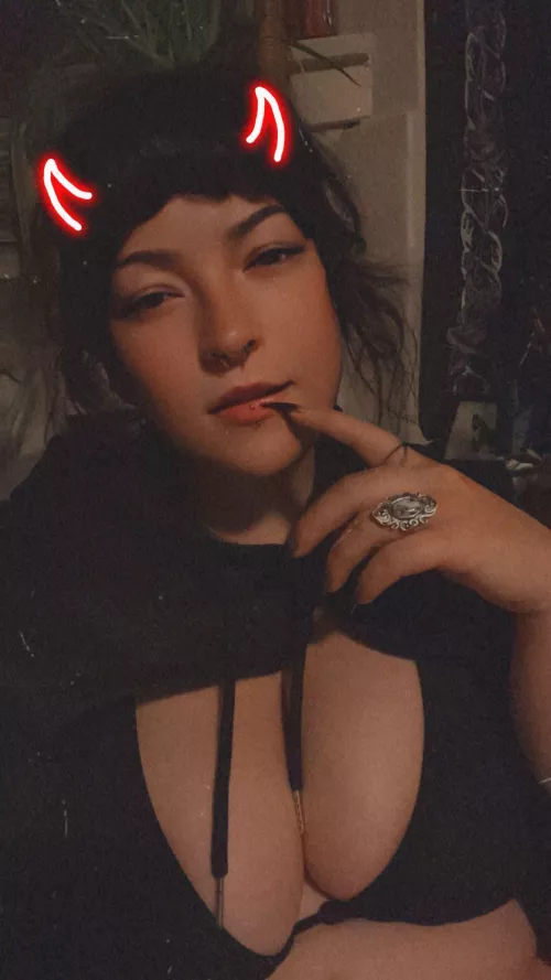 a lil horny 😈😈