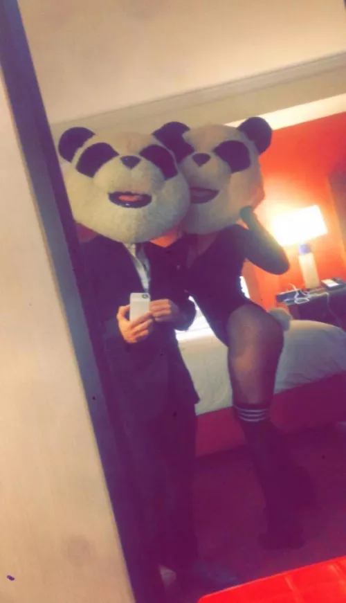 Anyone going to ESC tomorrow night 🎃 hit us up 🤘