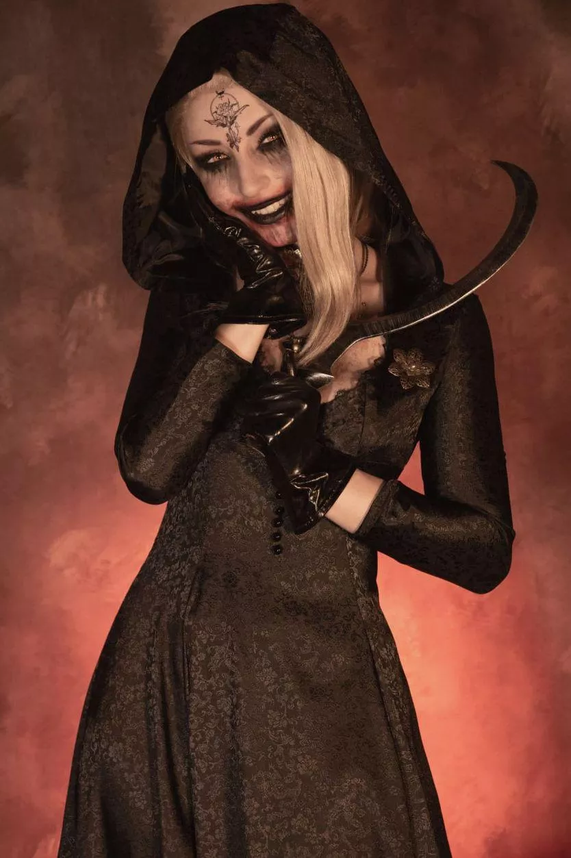 Bela Dimitrescu cosplay by (Shiroktsne) 