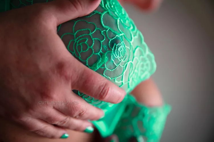 Brunch on some chubby pussy lips [F41]