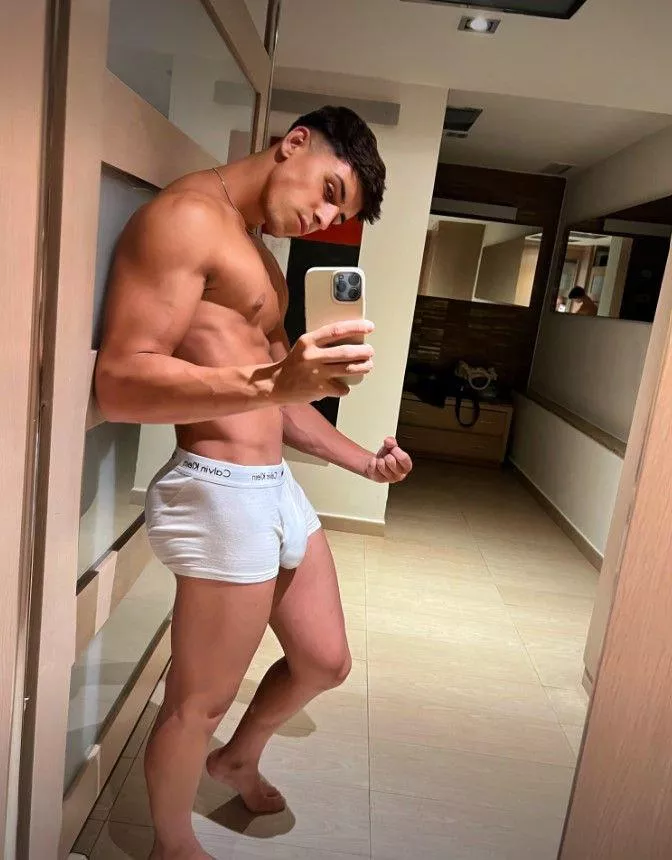 Come to the gym with me and we'll go to the locker room 