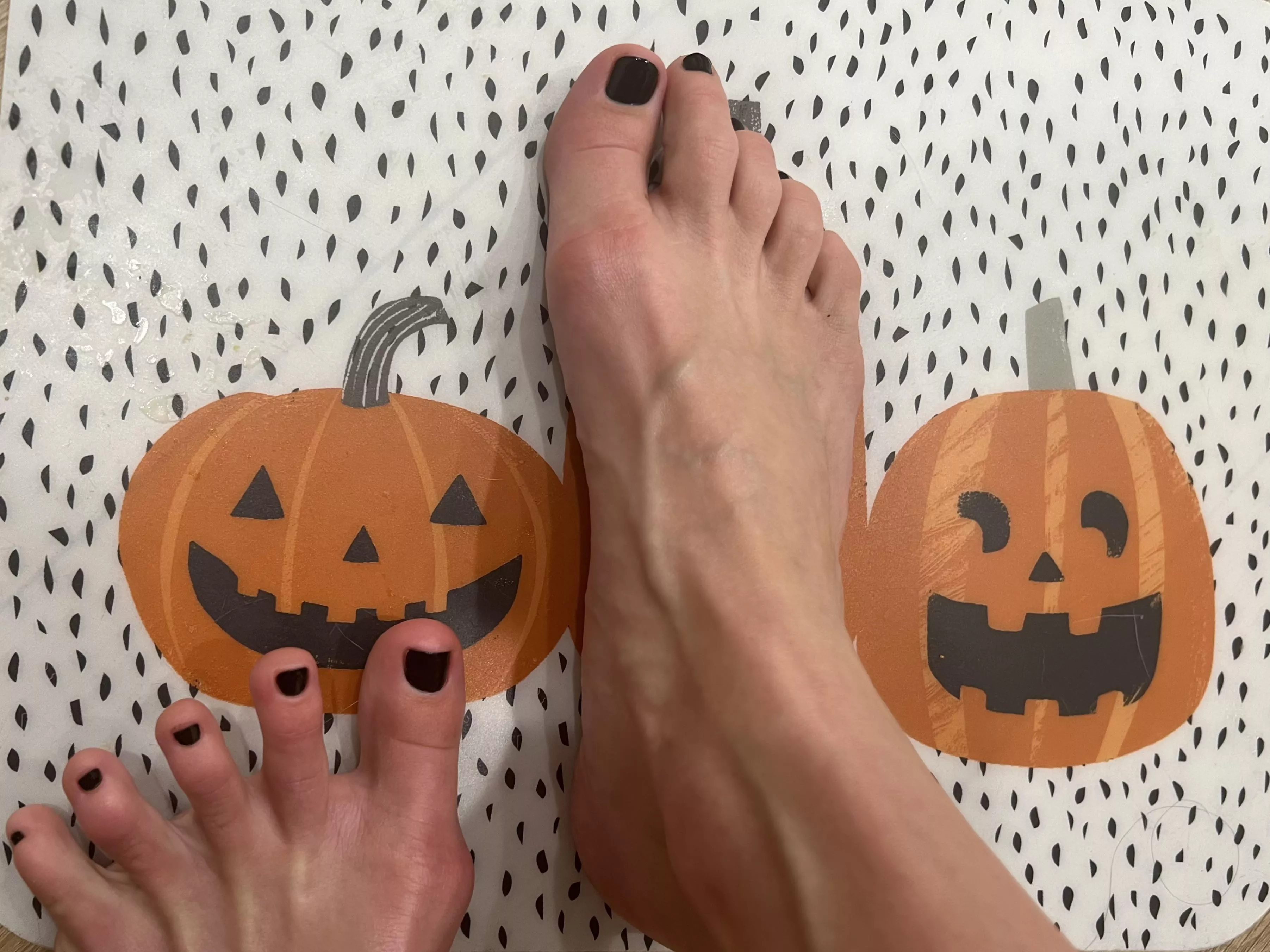 Cute little pumpkins 🎃 with veiny Halloween vibes 🍁🖤