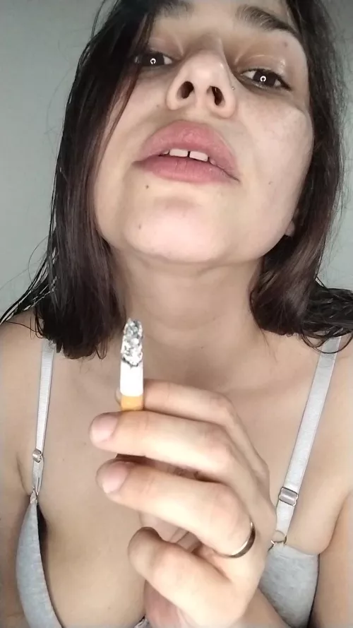 Did you dream about this milf last night?🌬️🚬🔥