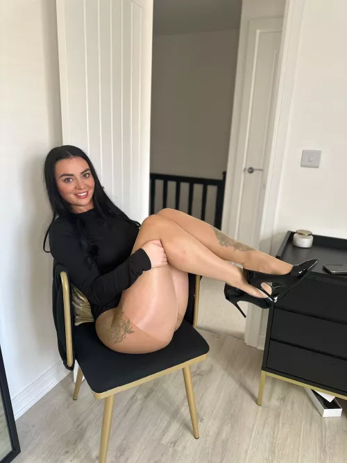 Do black heels look sexy paired with pantyhose? 